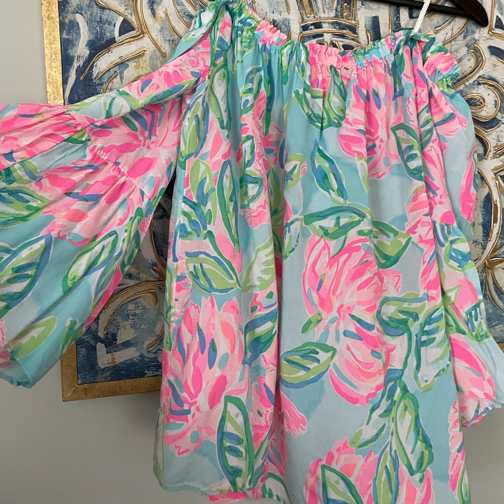 Beautiful like new Lily Pulitzer off shoulder blouse